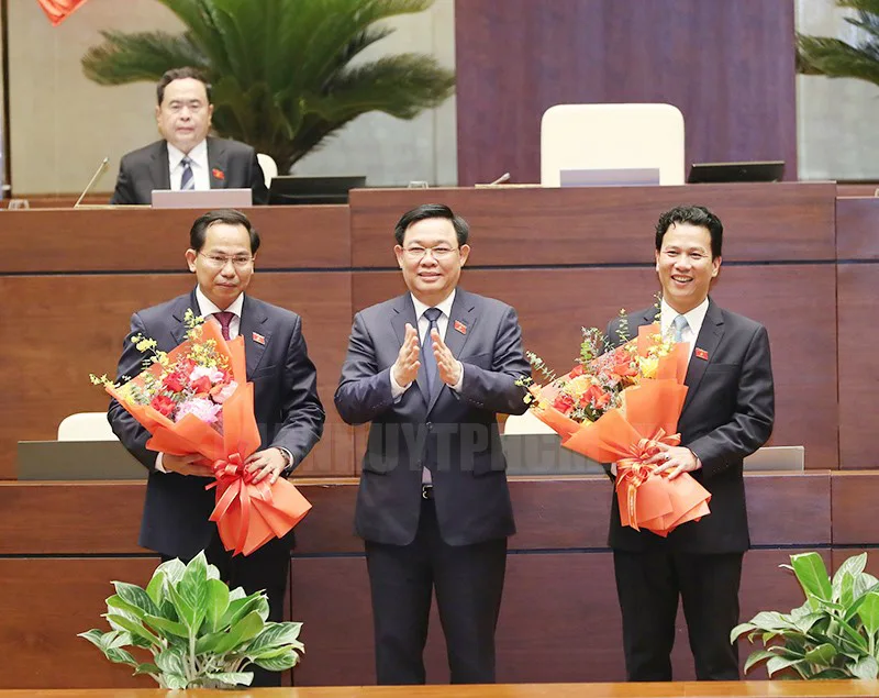 Ông Đặng Quốc Khánh nhận quyết định bổ nhiệm tại nhà Quốc hội