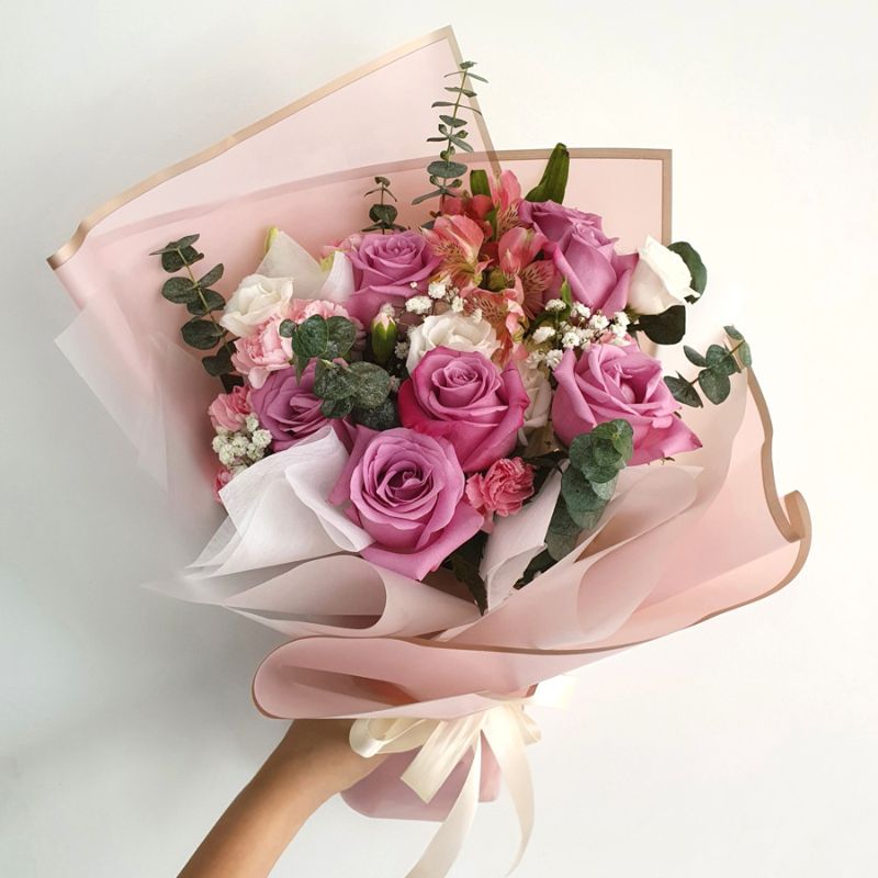 bó hoa tím gói giấy hồng