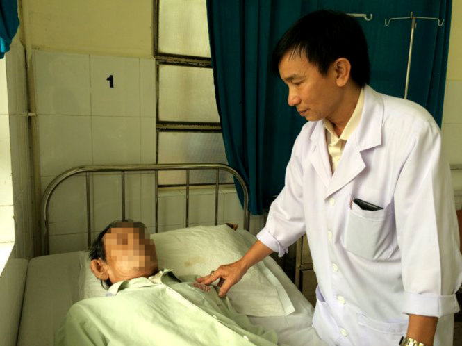 Bác sĩ BV Nguyễn Tri Phương hỏi thăm thể trạng ông Danh - Ảnh: LÊ THANH HÀ